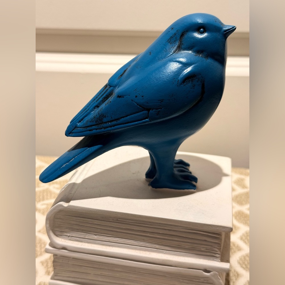 Blue bird figurine bookend on top of books - Picture 3 of 7